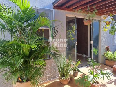 Casa a venda no Jardim América com Suíte, Closet e Edícula Completa