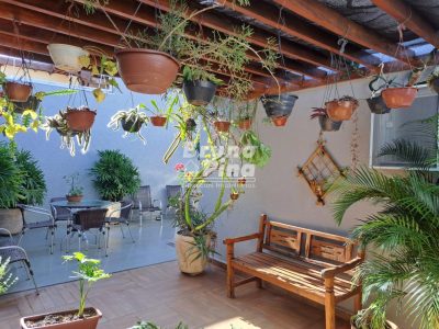 Casa a venda no Jardim América com Suíte, Closet e Edícula Completa