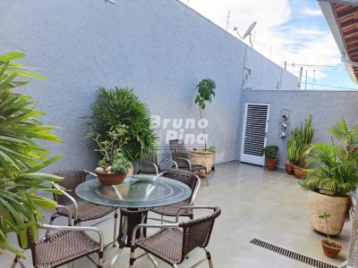 Casa a venda no Jardim América com Suíte, Closet e Edícula Completa