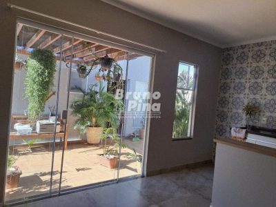 Casa a venda no Jardim América com Suíte, Closet e Edícula Completa
