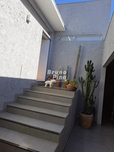 Casa a venda no Jardim América com Suíte, Closet e Edícula Completa