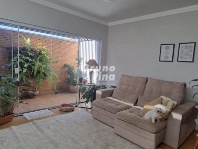 Casa a venda no Jardim América com Suíte, Closet e Edícula Completa