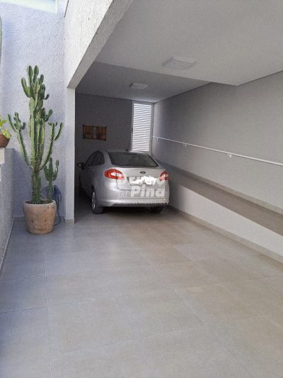 Casa a venda no Jardim América com Suíte, Closet e Edícula Completa
