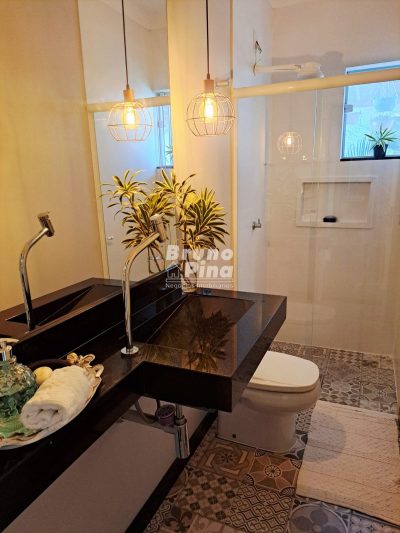 Casa a venda no Jardim América com Suíte, Closet e Edícula Completa