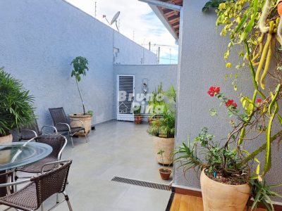 Casa a venda no Jardim América com Suíte, Closet e Edícula Completa